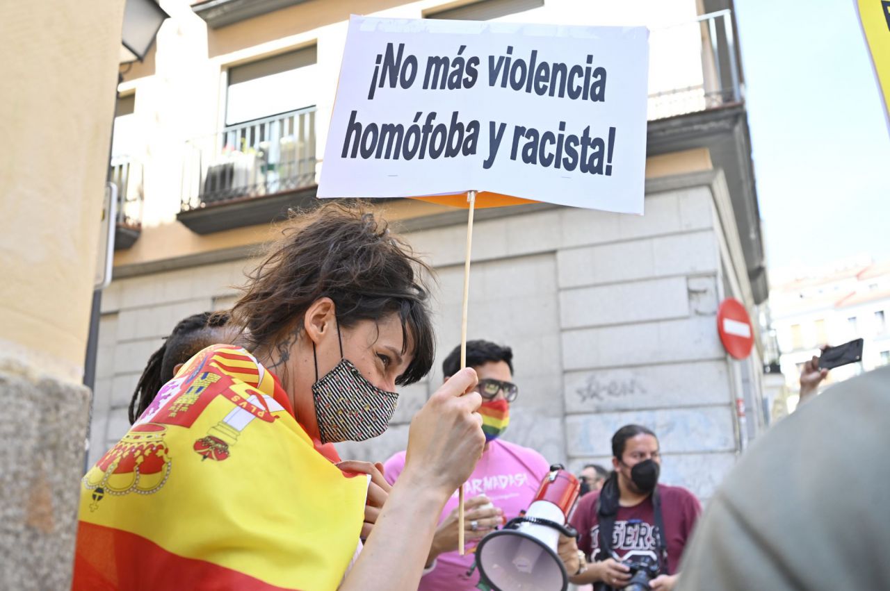 Contra  Cogan por no defender algunas agresiones
