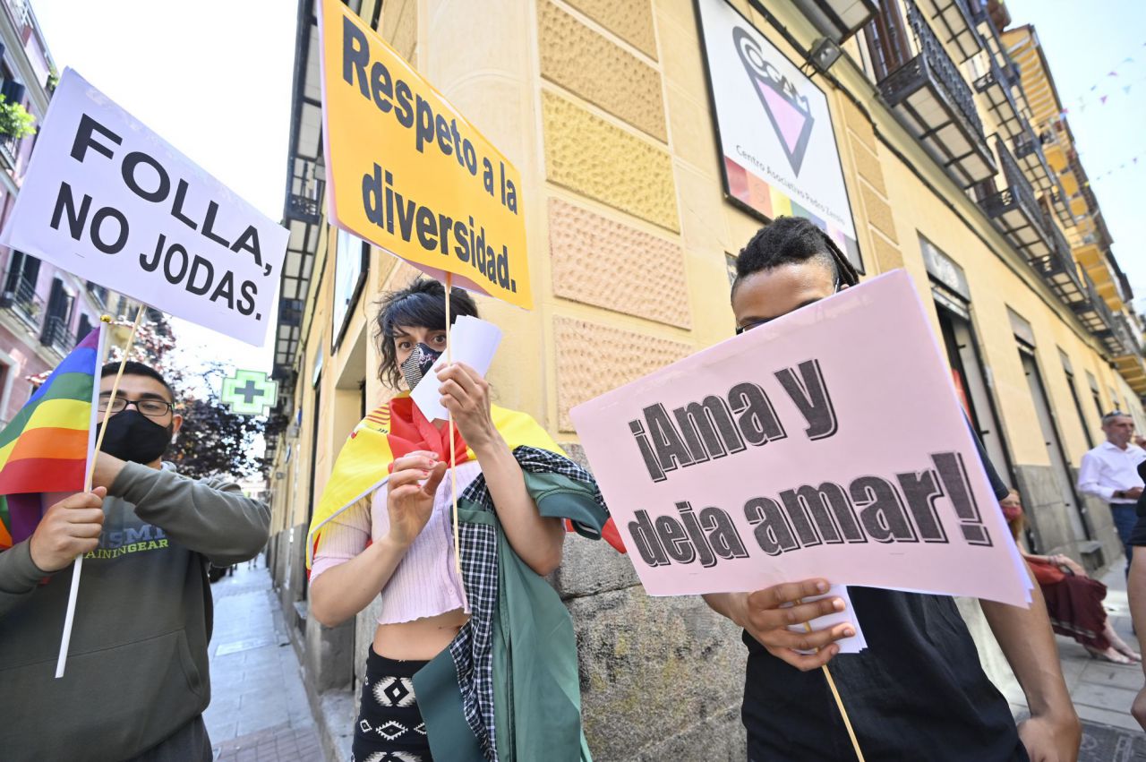 Contra  Cogan por no defender algunas agresiones