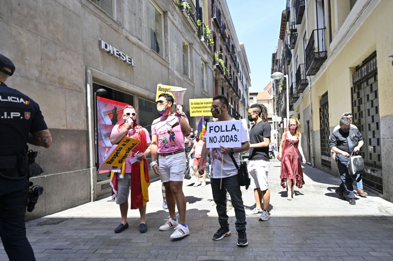 Contra  Cogan por no defender algunas agresiones