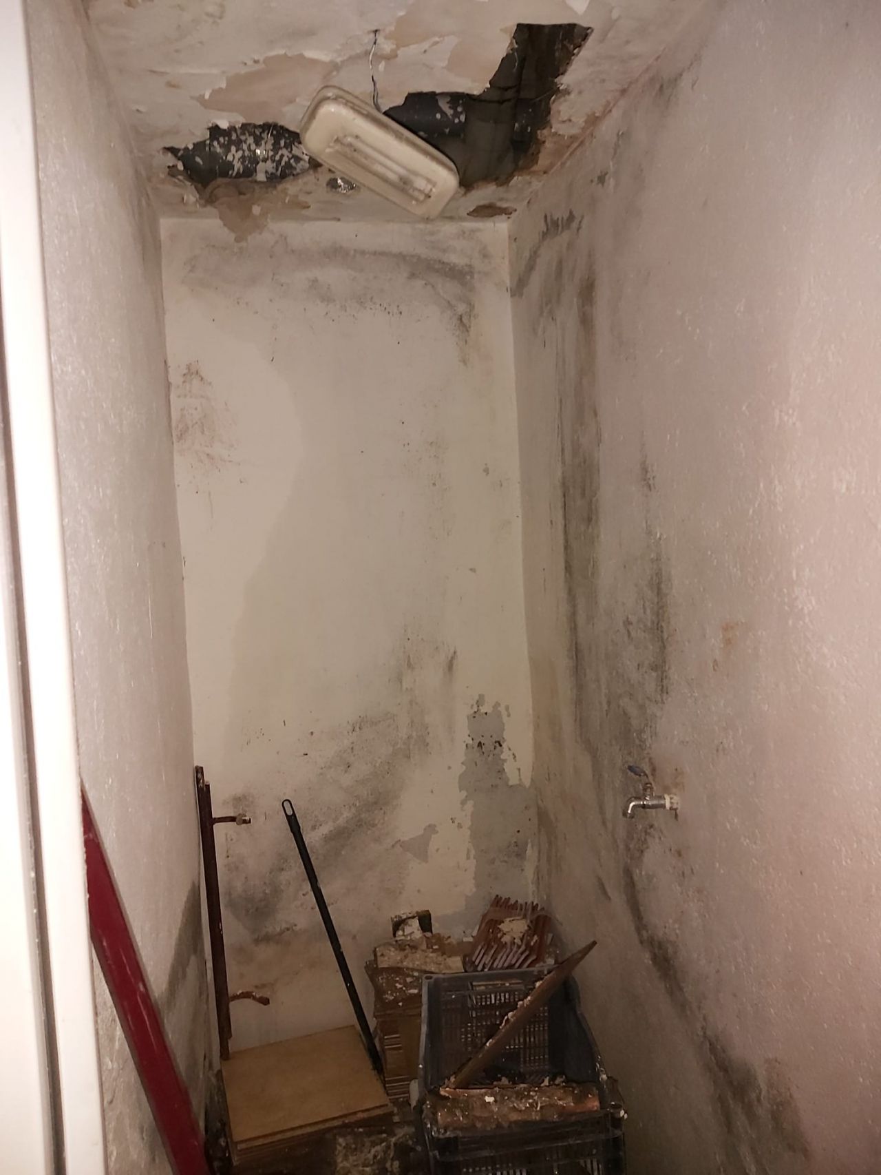 Destrozos realizados por los okupas en el número 50 de la calle Hachero, en Puente de Vallecas.