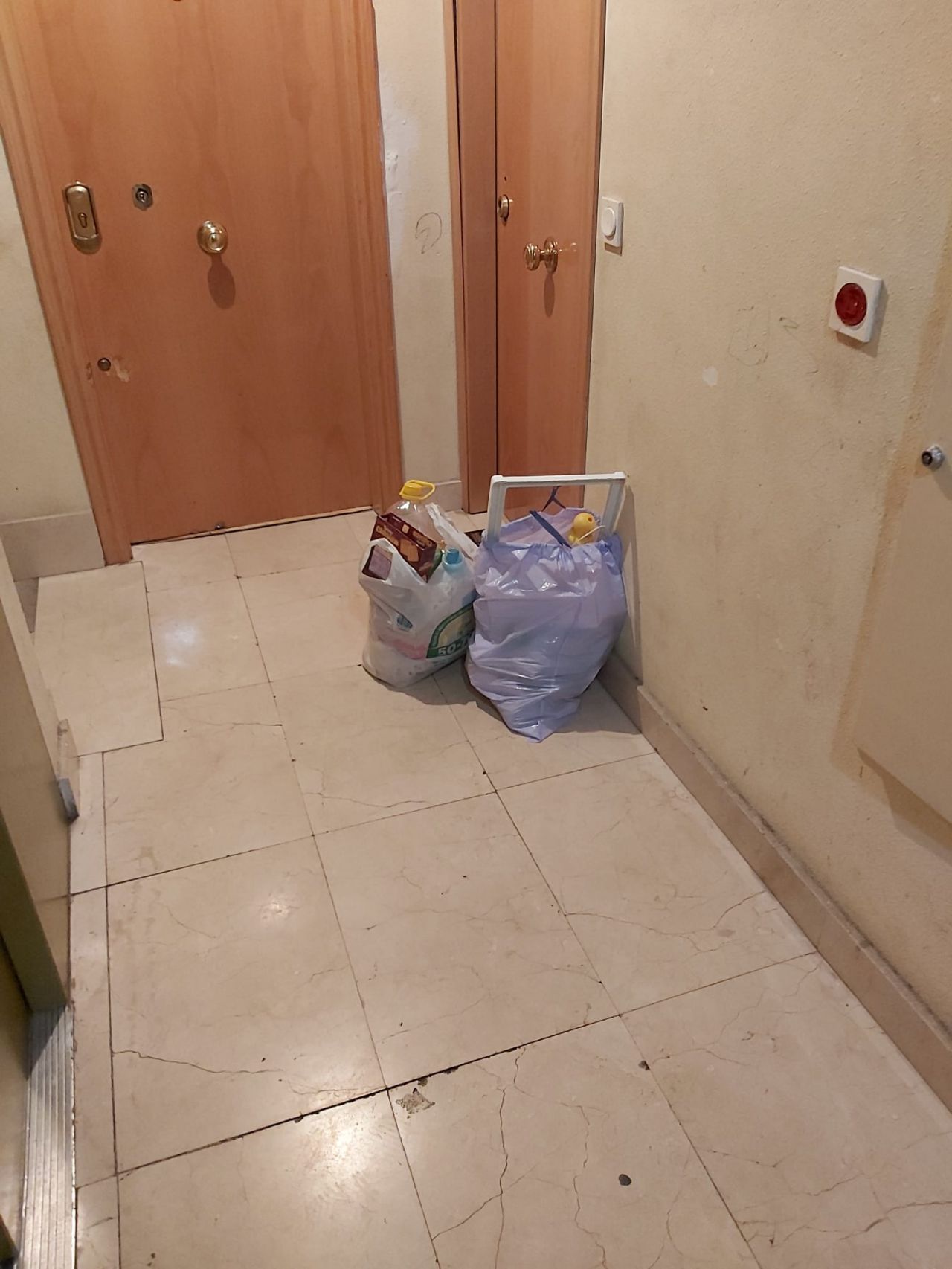 Destrozos realizados por los okupas en el número 50 de la calle Hachero, en Puente de Vallecas.