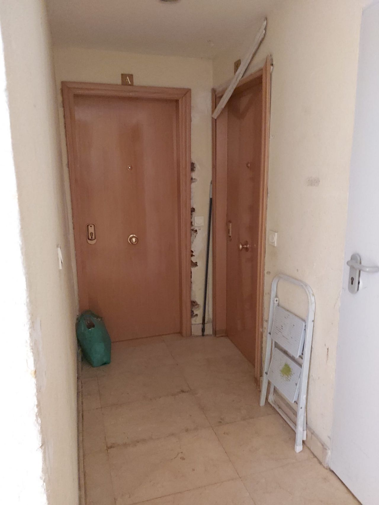 Destrozos realizados por los okupas en el número 50 de la calle Hachero, en Puente de Vallecas.