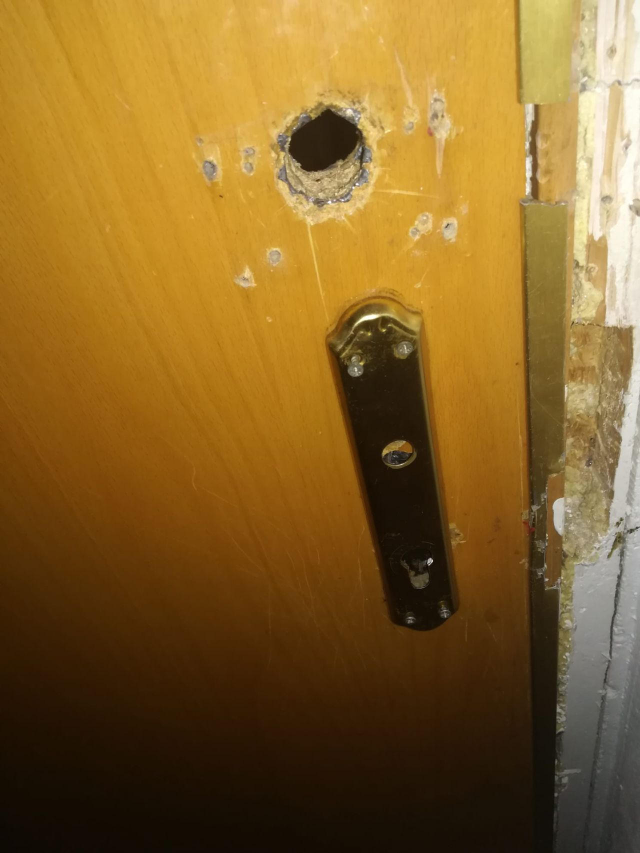 Destrozos realizados por los okupas en el número 50 de la calle Hachero, en Puente de Vallecas.