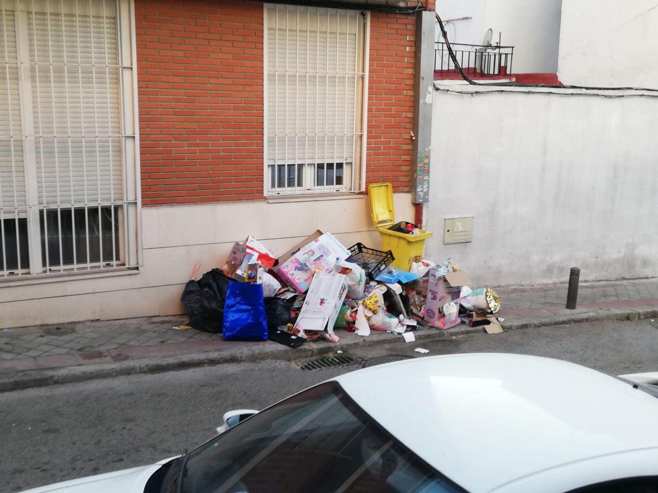 Destrozos realizados por los okupas en el número 50 de la calle Hachero, en Puente de Vallecas.