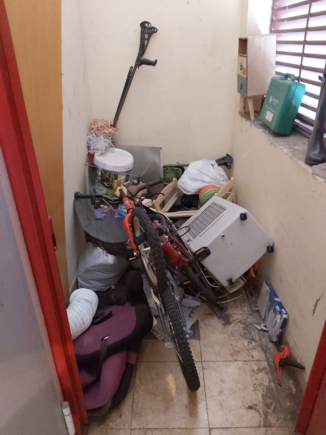 Destrozos realizados por los okupas en el número 50 de la calle Hachero, en Puente de Vallecas.