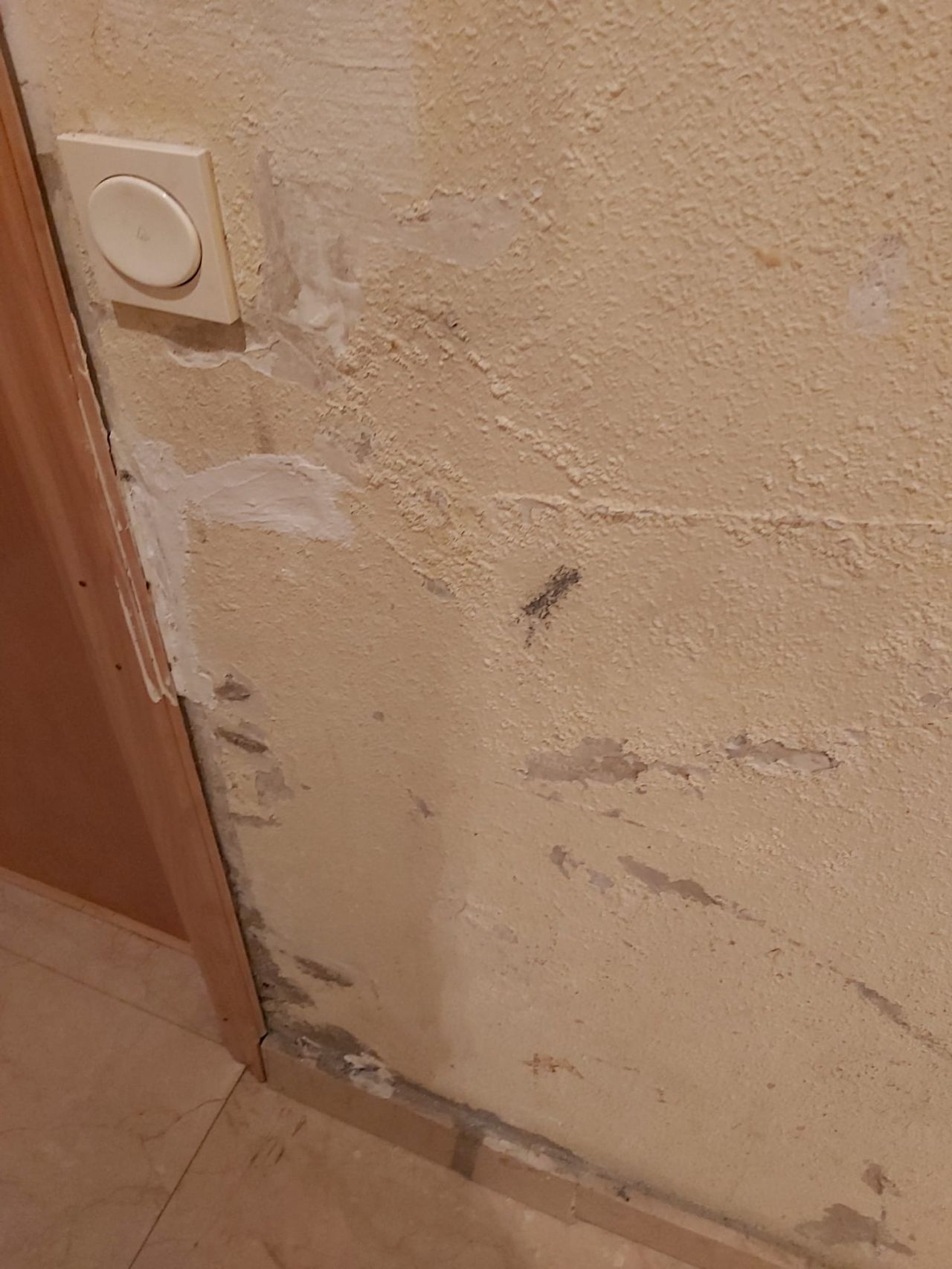 Destrozos realizados por los okupas en el número 50 de la calle Hachero, en Puente de Vallecas.