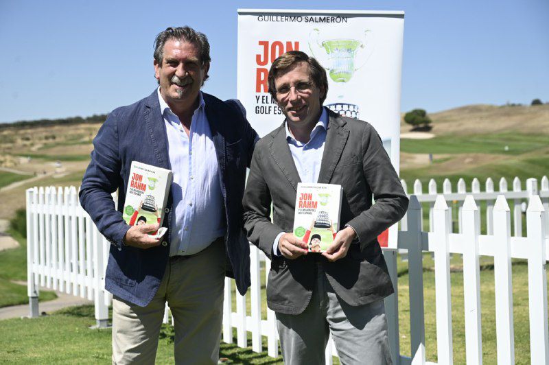 El periodista Iñaki Cano con el alcalde de Madrid.