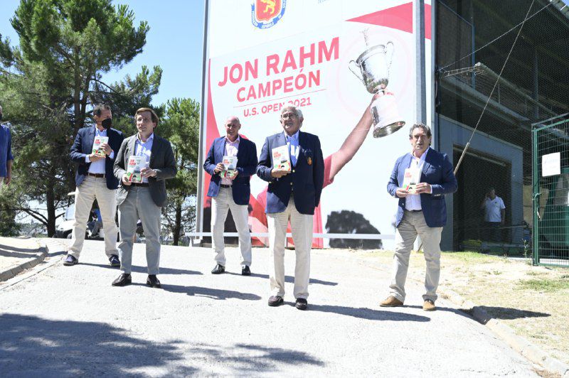 José Luis Martínez Almeida, alcalde de Madrid, Gonzaga Escauriza, presidente de la Real Federación Española de Golf y los periodistas Iñaki Cano y Carlos García Hirschfeld junto al autor del libro, Guillermo Salmerón.