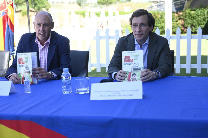 Guillermo Salmerón y José Luis Martínez Almeida en la rueda de prensa de presentación del libro.