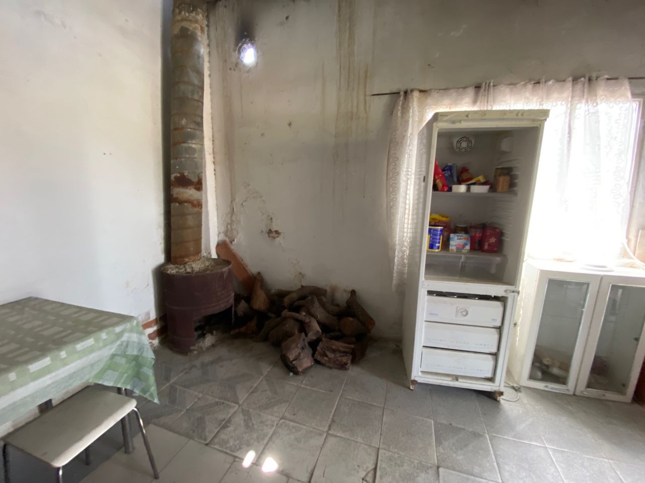 Para refrigerar los alimentos, o bien usan los generadores que hay repartidos por el sector, o utilizan neveras de gas.
