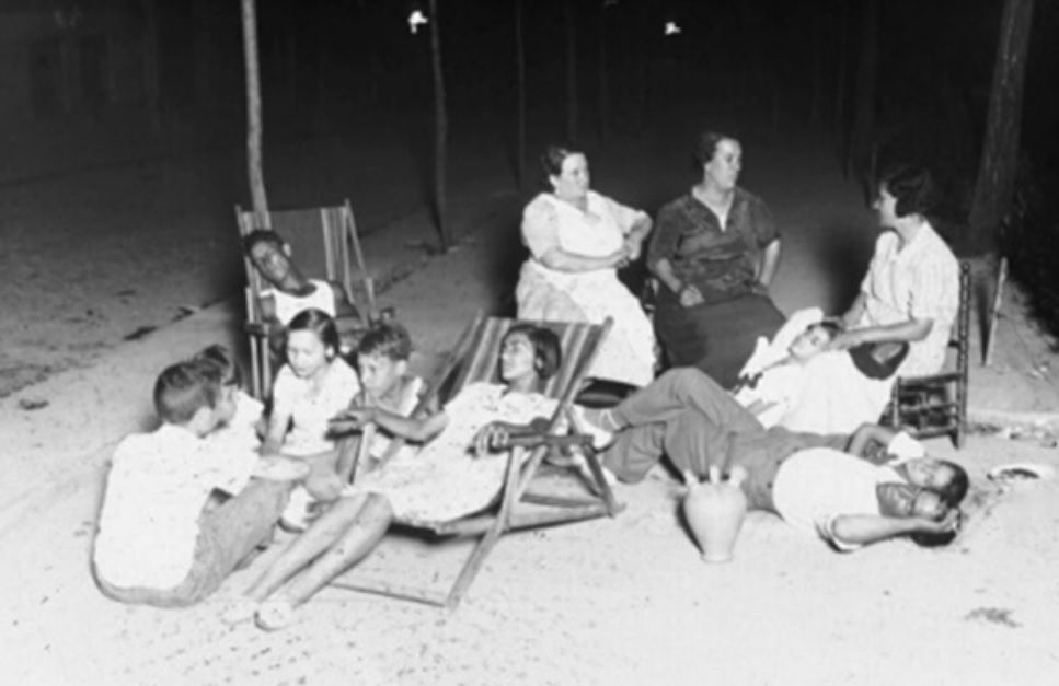 1933. 1 de julio. Tomando el fresco en la Plaza del Campillo del Mundo Nuevo (Embajadores).