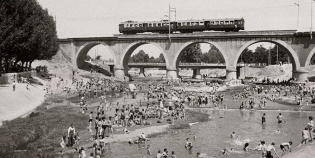 1946. Escena de baños y merienda en el río Manzanares