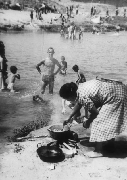1940. Familias pasando el día en el río Manzanares.
