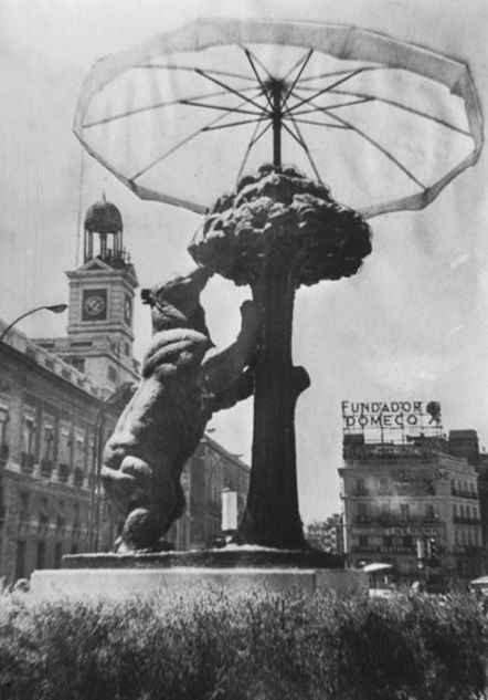 1967. El oso y el madroño con sombrilla.