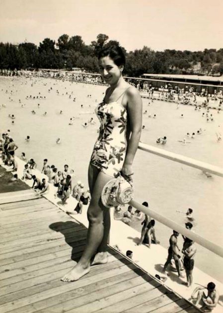 1961. Una joven posa con mucho estilo en la piscina del Parque Sindical.