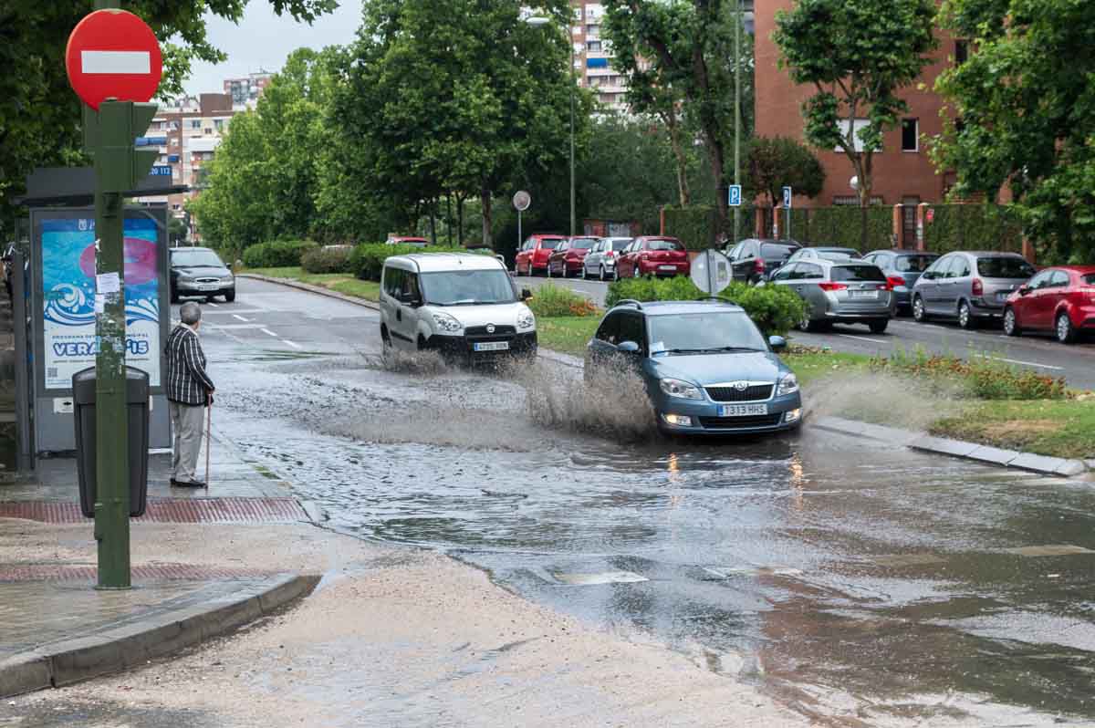 Efectos de la lluvia después de una tormenta en la ciudad de Madrid