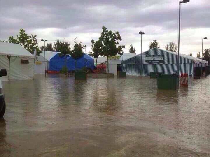 El recinto ferial de Coslada, inundado por la tormenta un día antes del arranque de fiestas