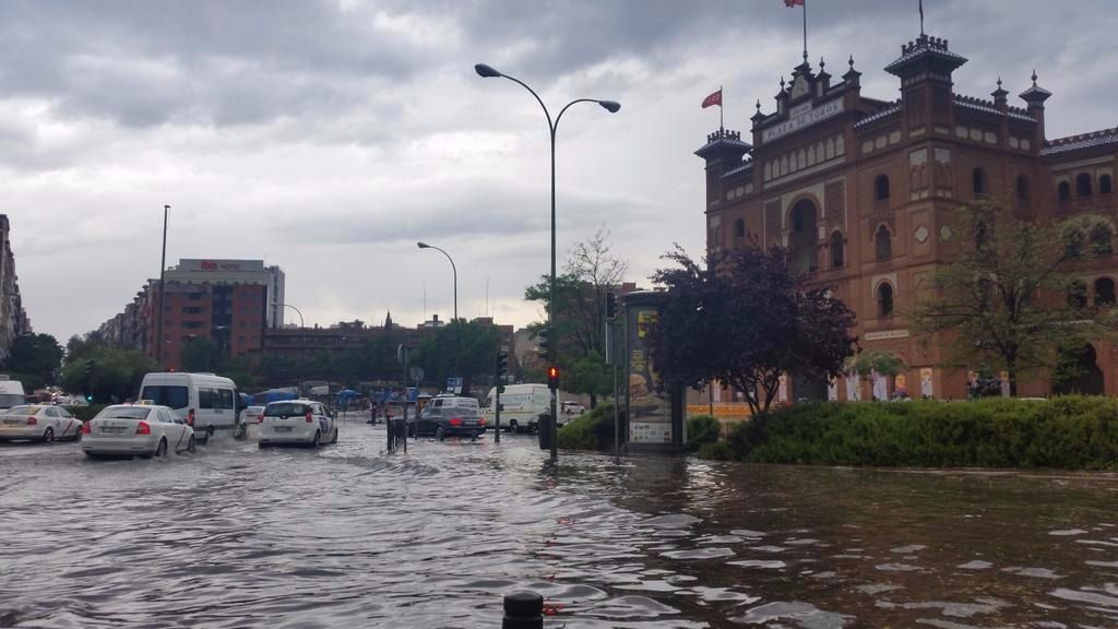 Tormenta e inundación en la plaza de toros de Las Ventas