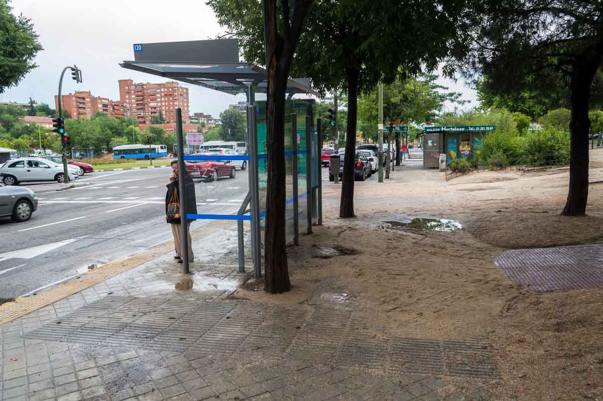 Efectos de la lluvia después de una tormenta en la ciudad de Madrid