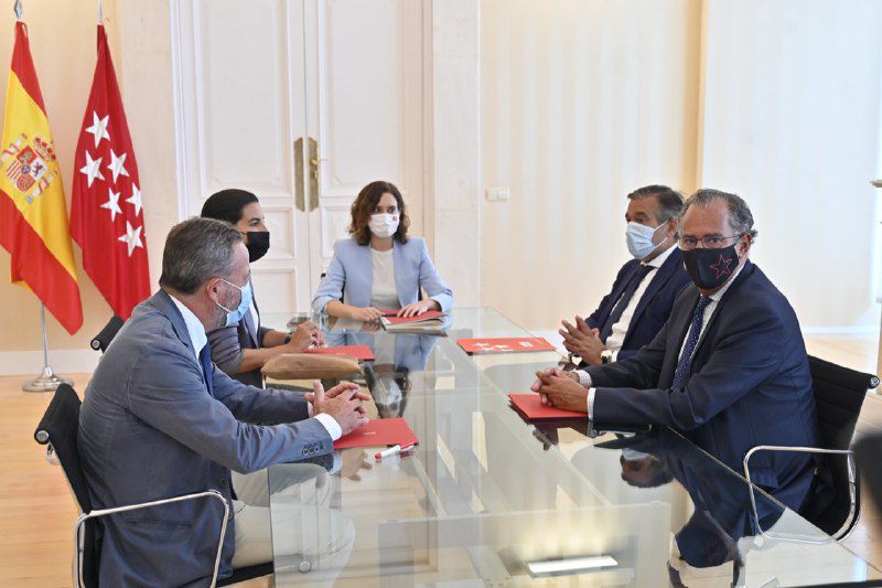 La presidenta de la Comunidad de Madrid, Isabel Díaz Ayuso, en la reunión con la portavoz de Vox en la Asamblea de Madrid, Rocío Monasterio. 