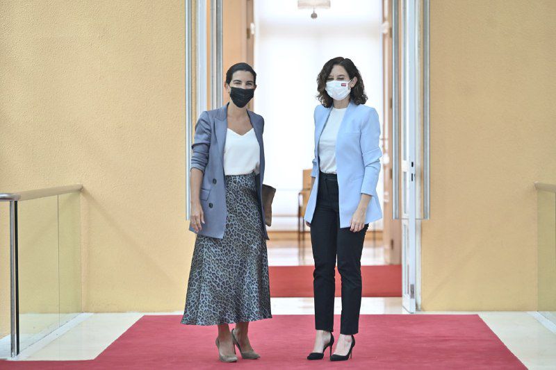 La presidenta de la Comunidad de Madrid, Isabel Díaz Ayuso, en la reunión con la portavoz de Vox en la Asamblea de Madrid, Rocío Monasterio. 