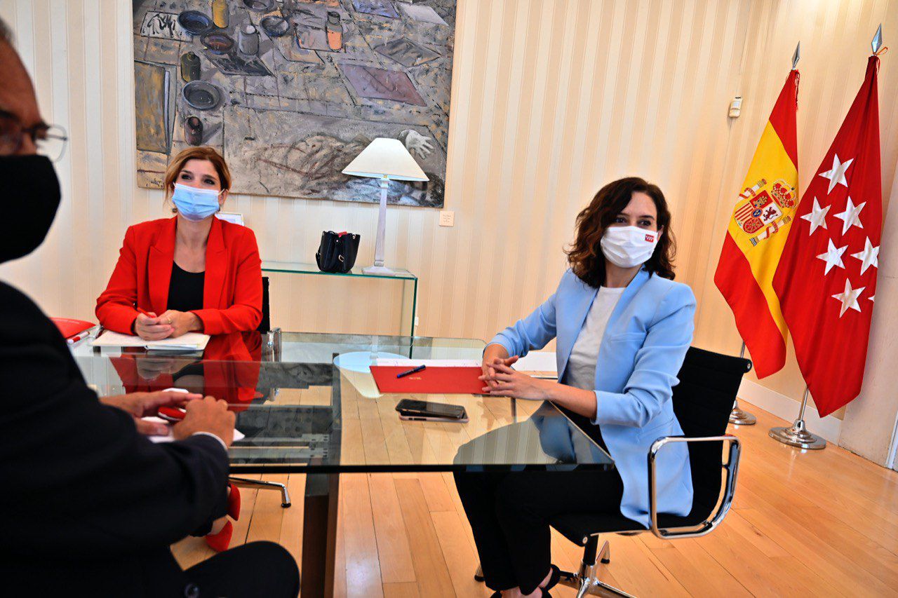 La presidenta de la Comunidad de Madrid, Isabel Díaz Ayuso, en la reunión con la portavoz socialista en la Asamblea de Madrid, Hana Jalloul. 