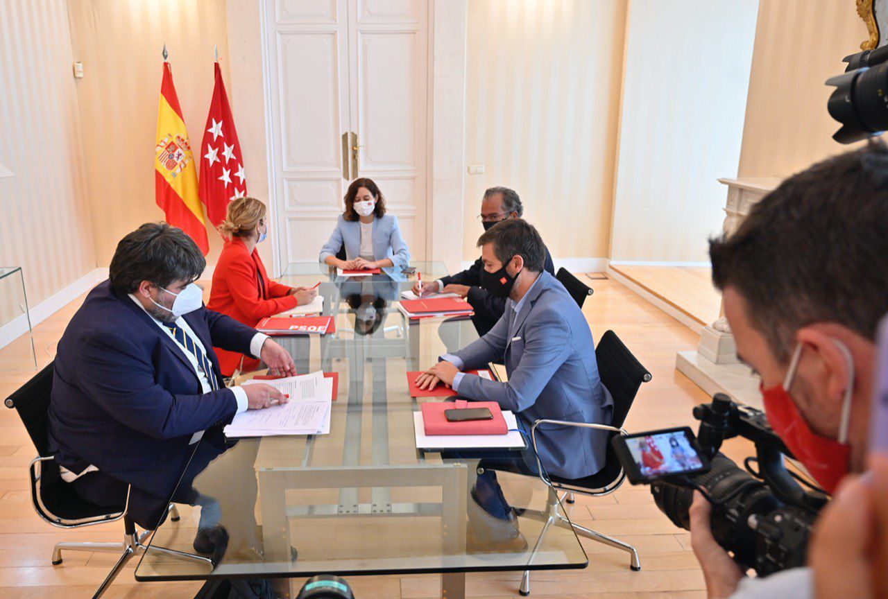 La presidenta de la Comunidad de Madrid, Isabel Díaz Ayuso, en la reunión con la portavoz socialista en la Asamblea de Madrid, Hana Jalloul. 