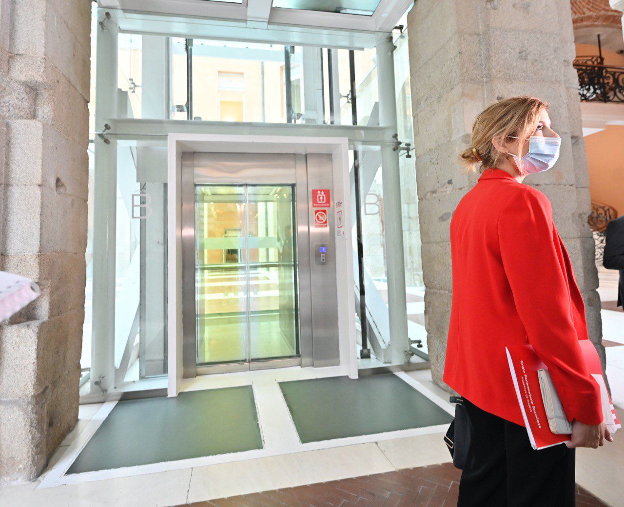 La presidenta de la Comunidad de Madrid, Isabel Díaz Ayuso, en la reunión con la portavoz socialista en la Asamblea de Madrid, Hana Jalloul. 