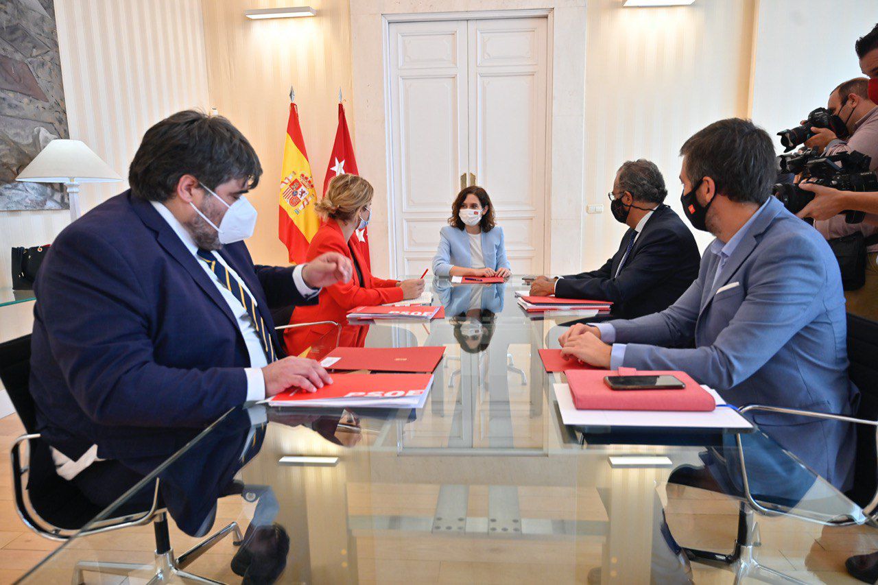 La presidenta de la Comunidad de Madrid, Isabel Díaz Ayuso, en la reunión con la portavoz socialista en la Asamblea de Madrid, Hana Jalloul. 