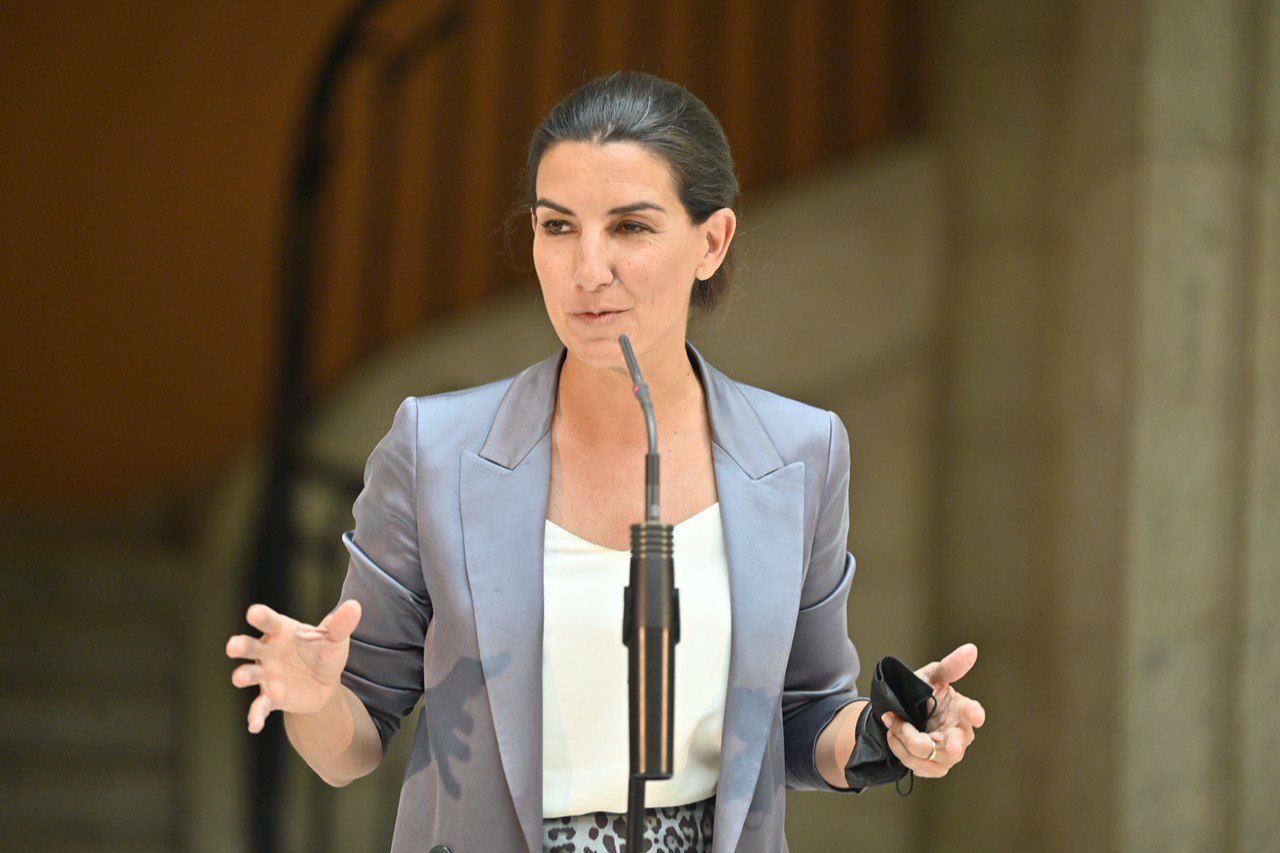 La presidenta de la Comunidad de Madrid, Isabel Díaz Ayuso, en la reunión con la portavoz de Vox en la Asamblea de Madrid, Rocío Monasterio. 