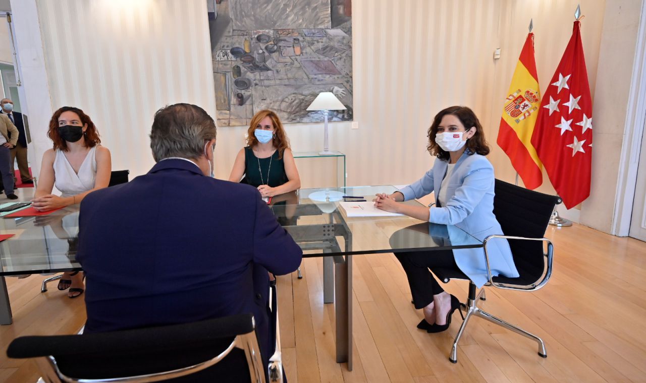La presidenta de la Comunidad de Madrid, Isabel Díaz Ayuso se ha reunido con la portavoz de Más Madrid en la Asamblea, Mónica García.
