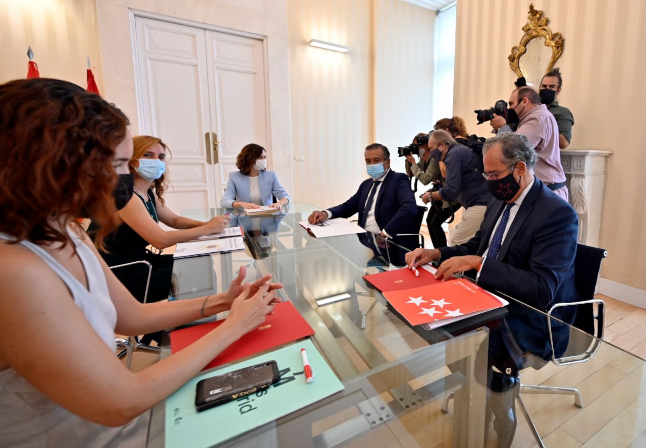 La presidenta de la Comunidad de Madrid, Isabel Díaz Ayuso se ha reunido con la portavoz de Más Madrid en la Asamblea, Mónica García.
