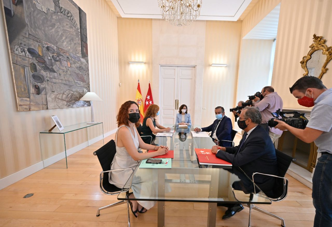 La presidenta de la Comunidad de Madrid, Isabel Díaz Ayuso se ha reunido con la portavoz de Más Madrid en la Asamblea, Mónica García.