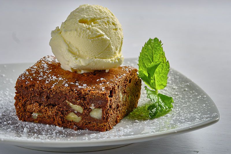 Brownie casero con helado de vainilla y nueces