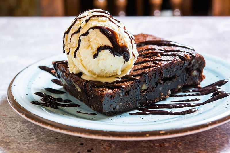 Brownie con helado de vainilla