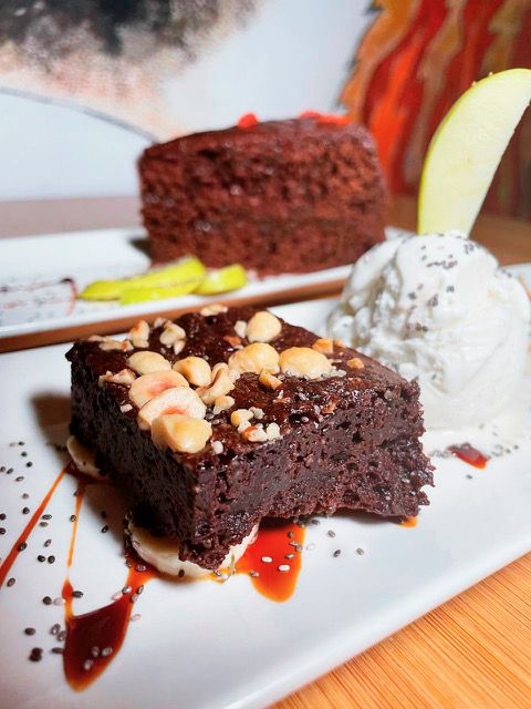 Brownie de chocolate vegano con helado de avena y tarta de chocolate vegano con mermelada de fresa