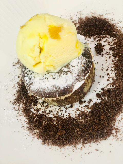 Corazón de chocolate con helado de jengibre