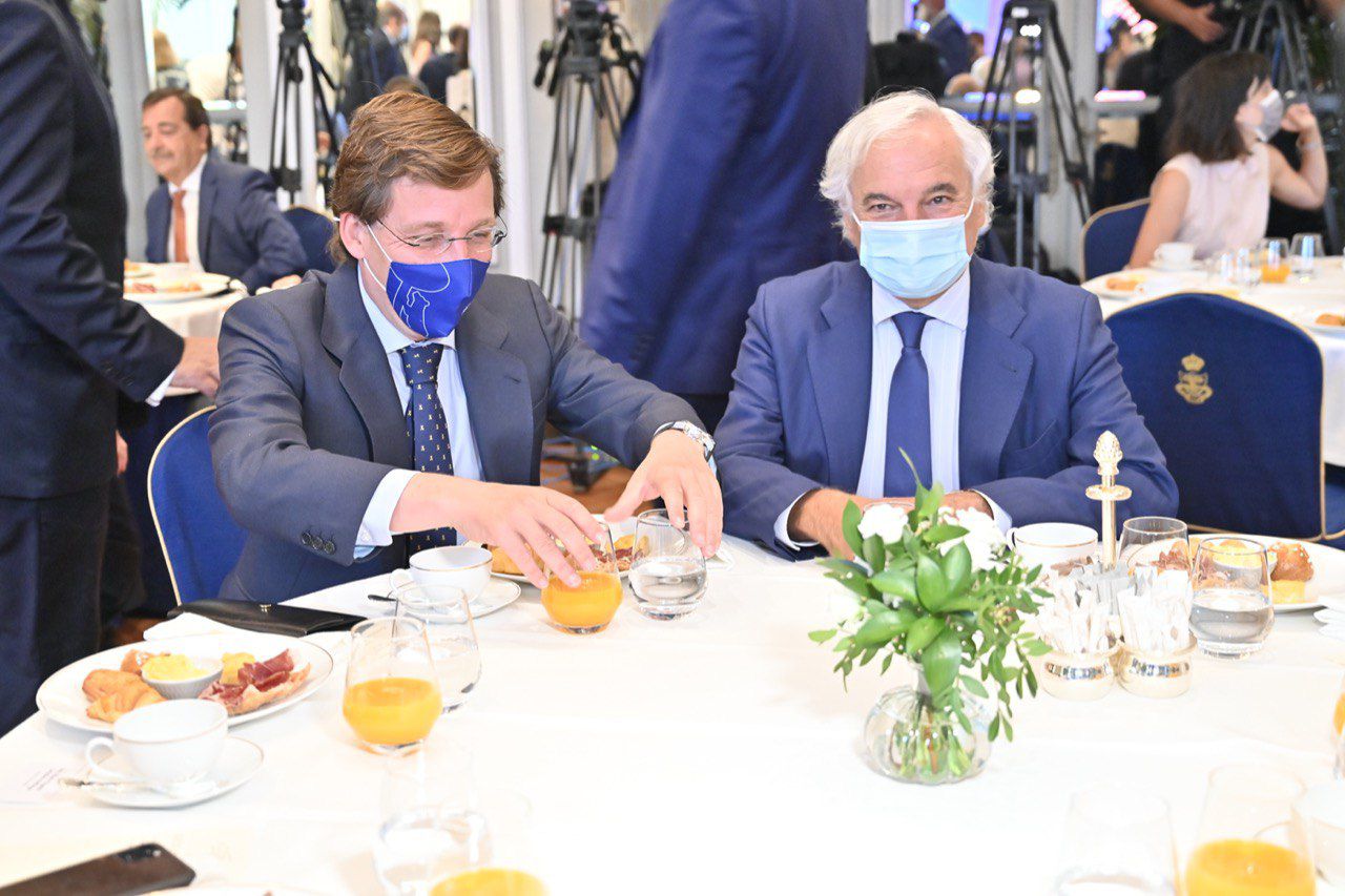 José Luis Martínez Almeida, alcalde de Madrid, junto a Ángel Garrido, presidente de la Confederación Empresarial de Madrid-CEOE (CEIM) en el desayuno informativo de la CEIM.