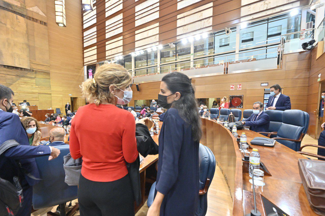 La portavoz del PSOE en la Asamblea de Madrid, Hana Jalloul y Rocío Monasterio, líder de Vox en la Comunidad de Madrid.