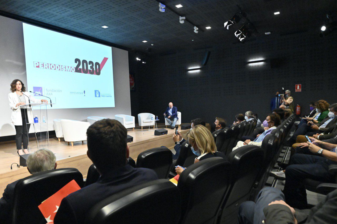 La presidenta de la Comunidad de Madrid, Isabel Díaz Ayuso, y el presidente editor de Madridiario, Constantino Mediavilla, durante las jornadas de Periodismo 2030