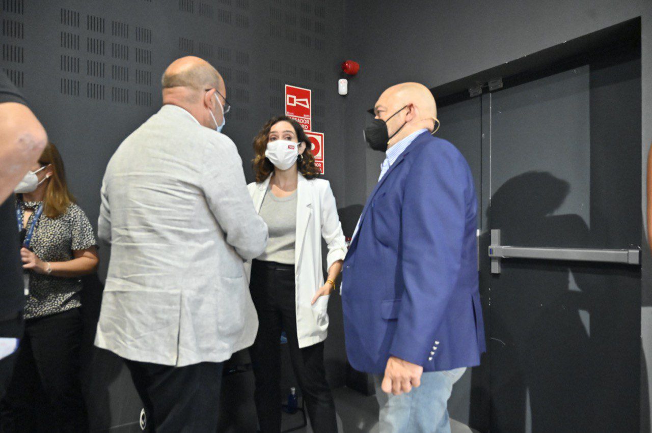 La presidenta de la Comunidad de Madrid, Isabel Díaz Ayuso, junto al presidente editor de Madridiario, Constantino Mediavilla, y el periodista de la Cadena Cope, Ángel Expósito