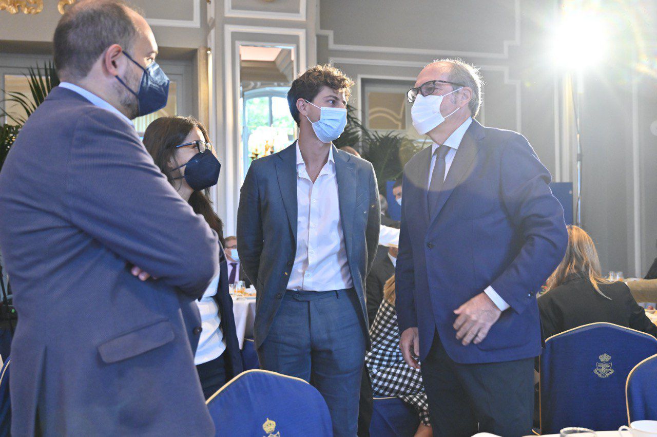 Ángel Gabilondo junto al Secretario General de Juventudes Socialistas, Javier  Guardiola, en el desayuno informativo protagonizado por la portavoz del PSOE en la Asamblea de Madrid