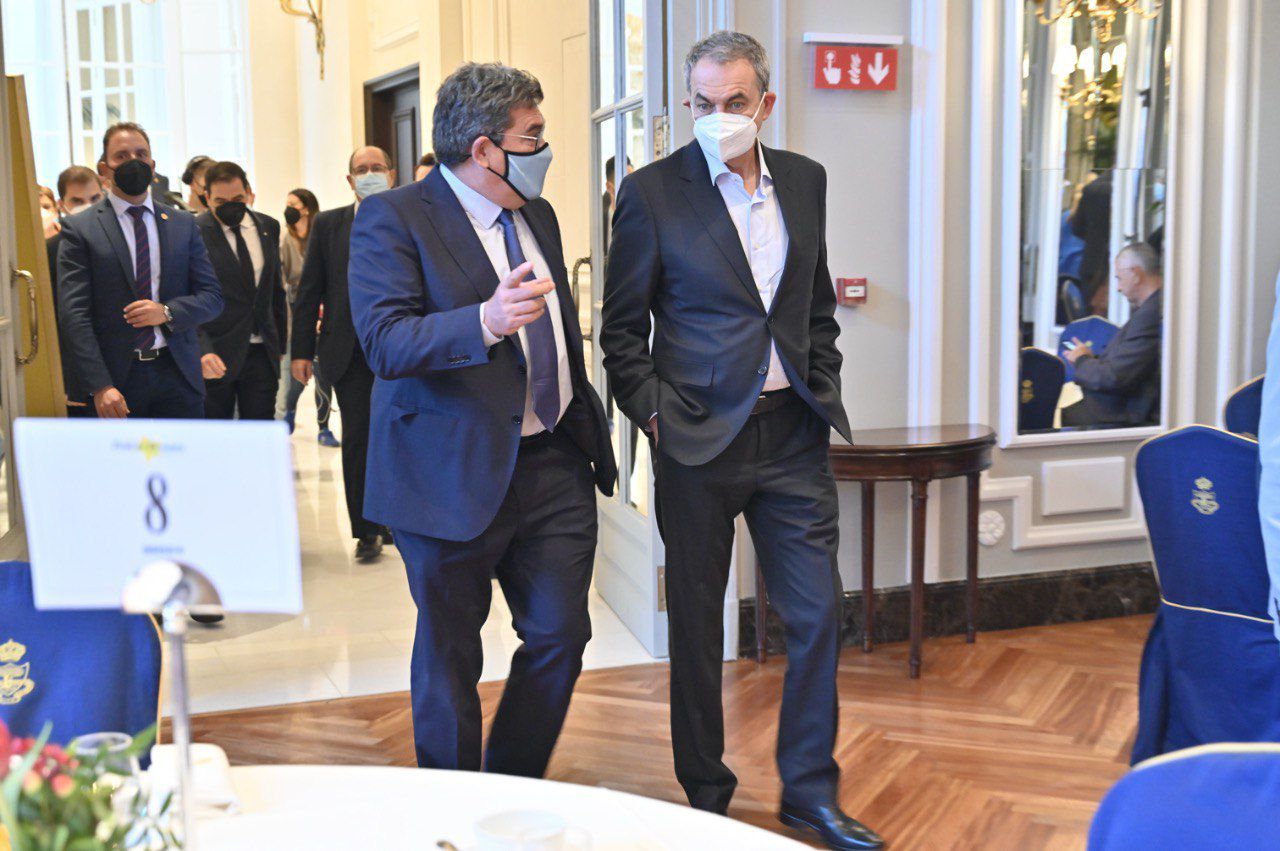 El ministro de Inclusión, Seguridad Social y Migraciones, José Luis Escrivá, junto al expresidente del Gobierno, José Luis Rodríguez Zapatero, en el desayuno informativo protagonizado por la portavoz del PSOE en la Asamblea de Madrid