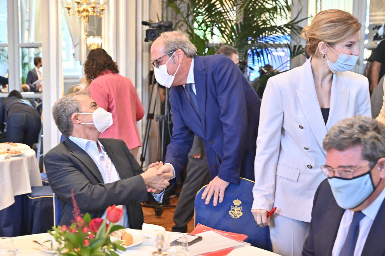 El expresidente del Gobierno, José Luis Rodríguez Zapatero, junto a Ángel Gabilondo en el desayuno informativo protagonizado por la portavoz del PSOE en la Asamblea de Madrid, Hana Jalloul