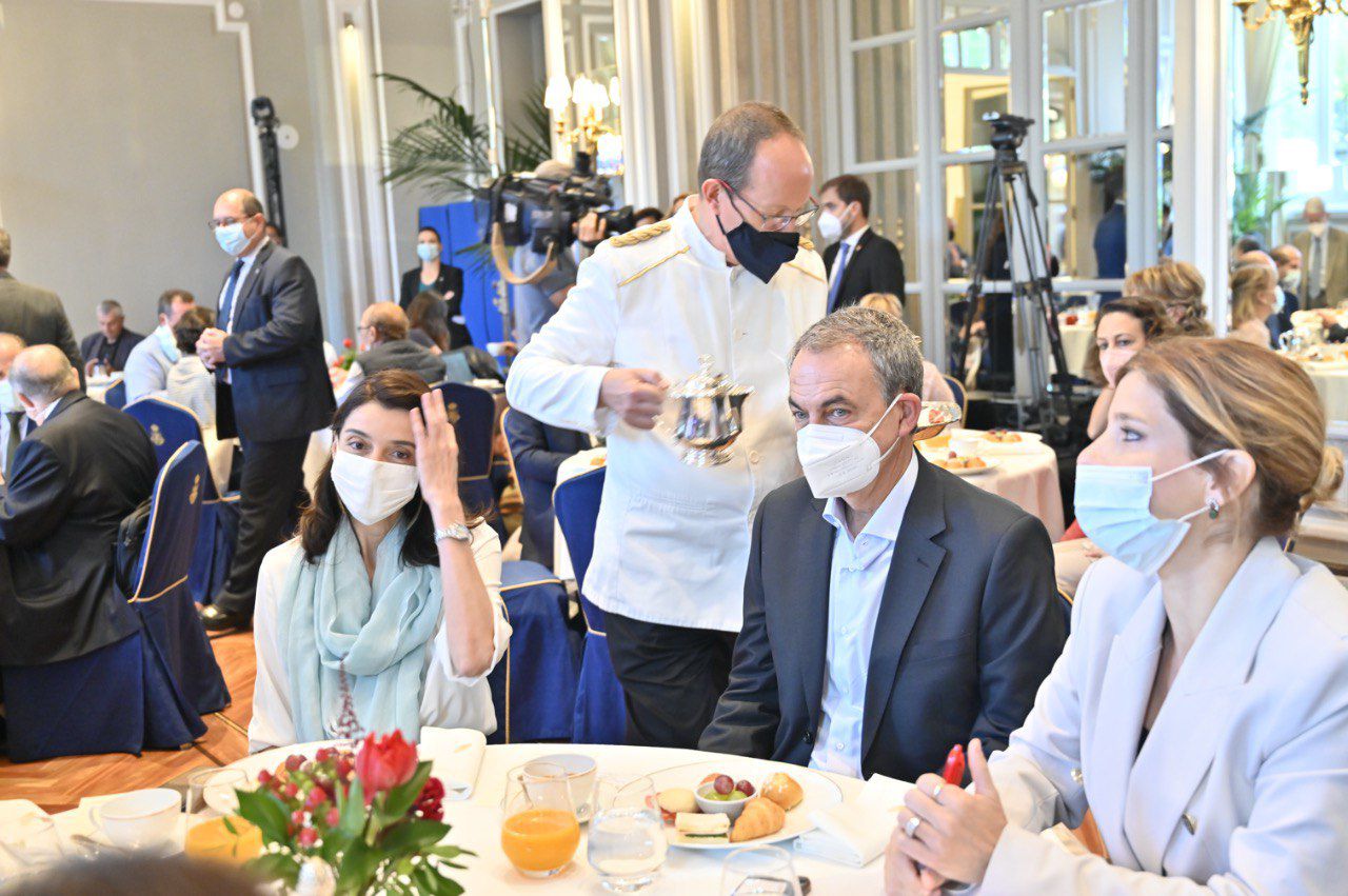El expresidente del Gobierno, José Luis Rodríguez Zapatero, la ministra de Justicia, Pilar Llop, junto a la portavoz del PSOE en la Asamblea de Madrid, Hana Jalloul, en el desayuno informativo de Economia Forum