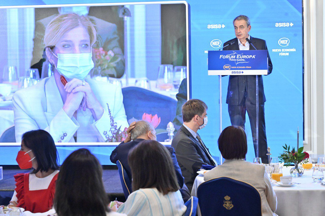 El expresidente del Gobierno, José Luis Rodríguez Zapatero, interviene en el desayuno informativo protagonizado por la portavoz del PSOE en la Asamblea de Madrid, Hana Jalloul