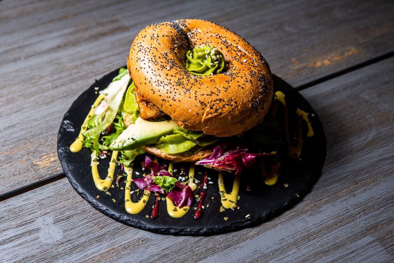 Bagel Mexicano, aguacate, tofu y calabacín al horno - Sanissimo