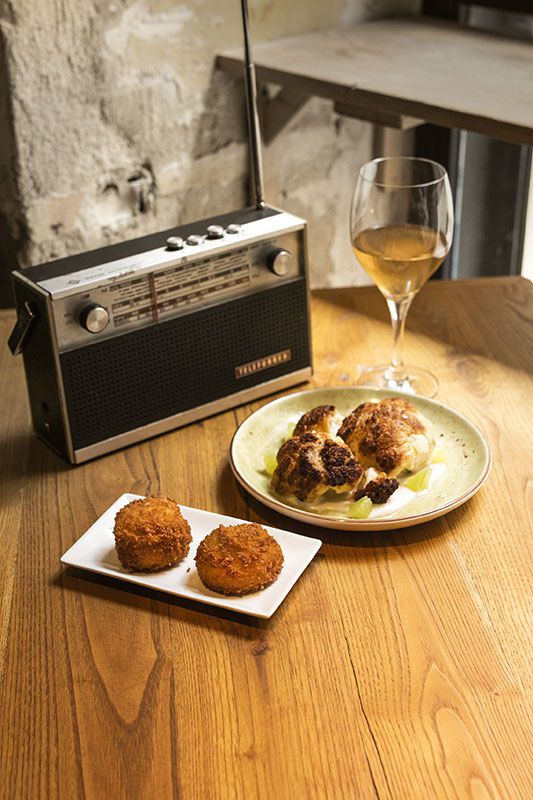 Croquetas de coco y boniato asado y Coliflor tandoori con bechamel de coco y lima
