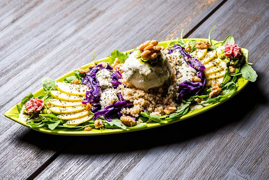 Ensalada La Ligerita, rúcula, manzana, quinoa, sorbete de limón, nueces, lombarda y tzatziki - Sanissimo
