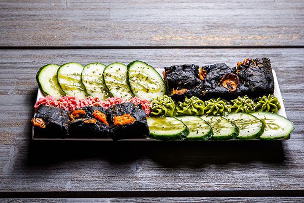 Hummus mixto de espinaca, remolacha con pan de focaccia negro hecho al carbón vegetal - Sanissimo